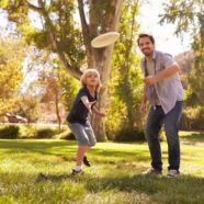 Vater & Sohn spielen KanJam im Park