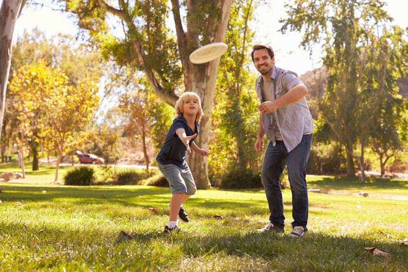 Vater & Sohn spielen KanJam im Park